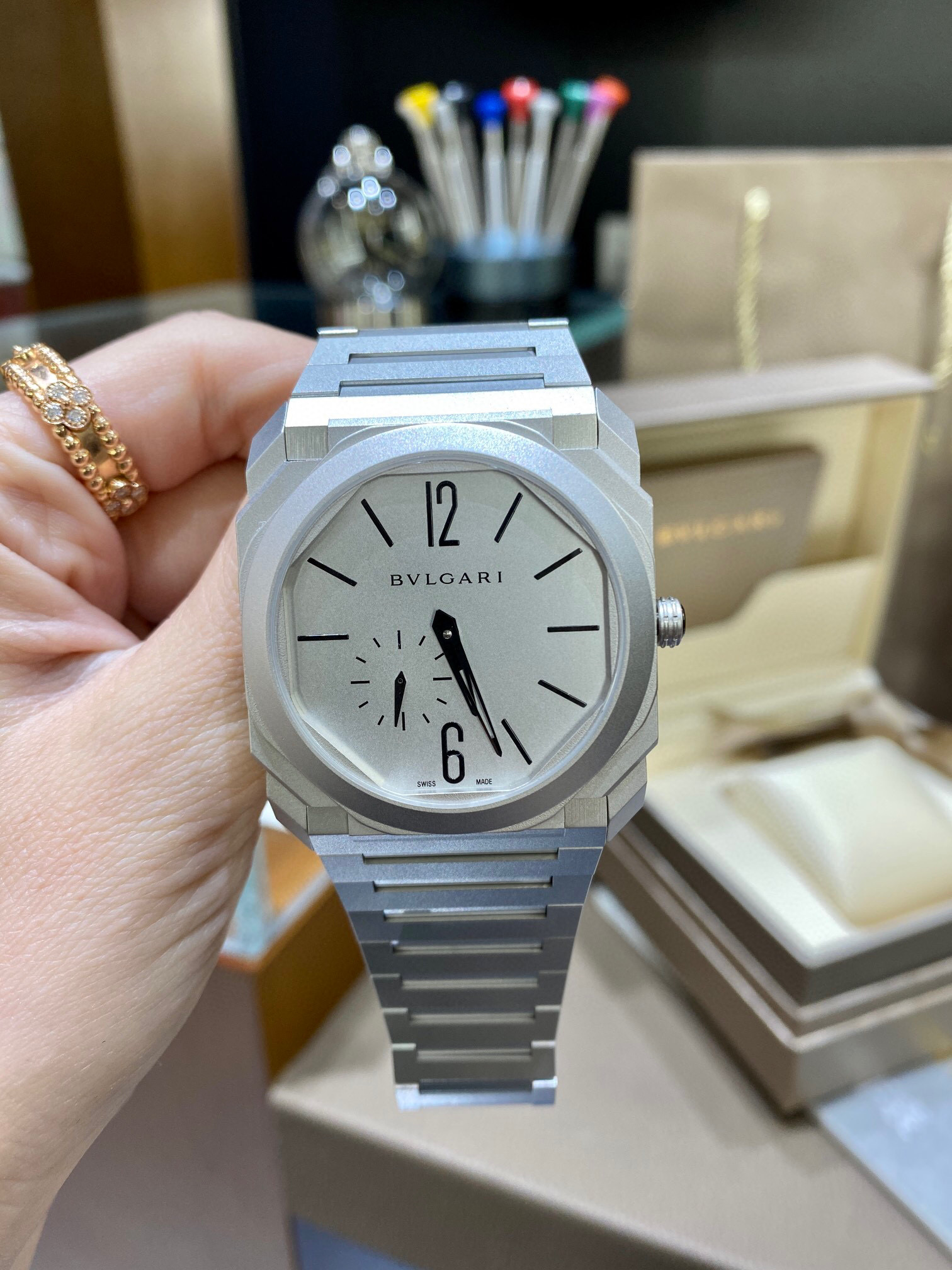 불가리  OCTO공장 미러급 남자 시계