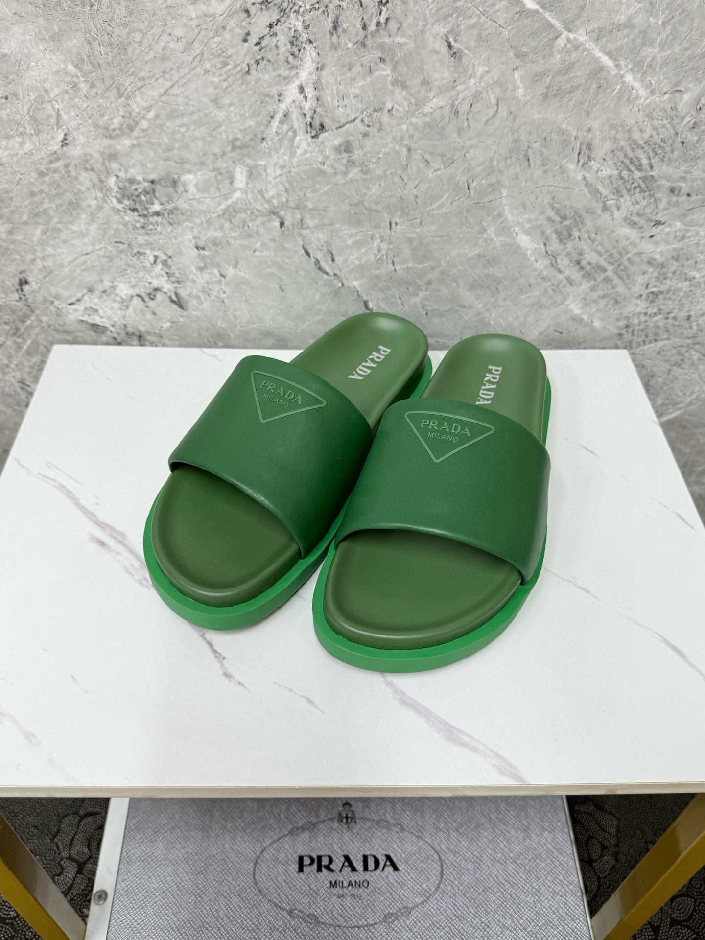 프라다 남자 슬리퍼