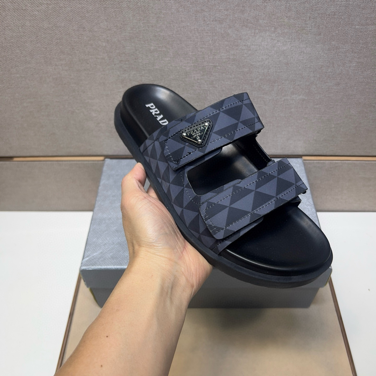 프라다 남자 슬리퍼